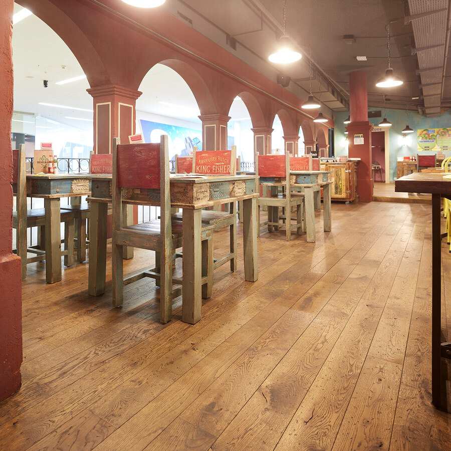 Rustikaler Holzboden im Restaurant