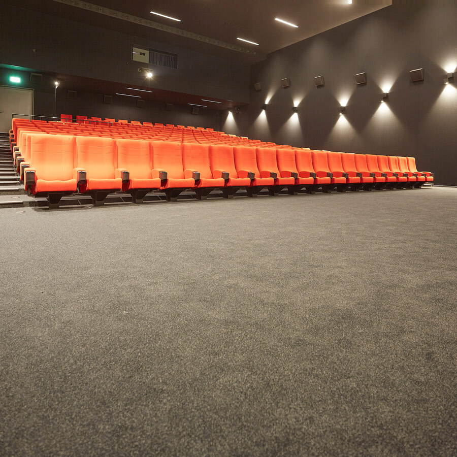 Dunkler Teppichboden für Kinoräume